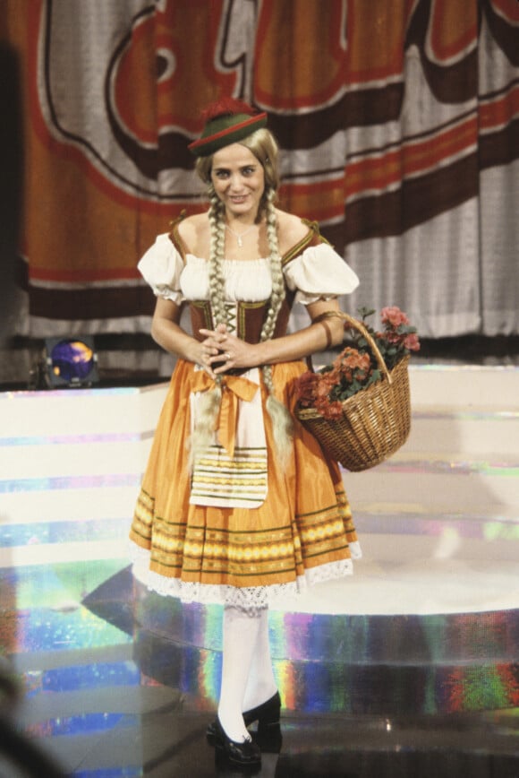 Archives - Linda de Suza en costume folklorique sur le plateau de l'émission "Carnaval"en janvier 1984.
