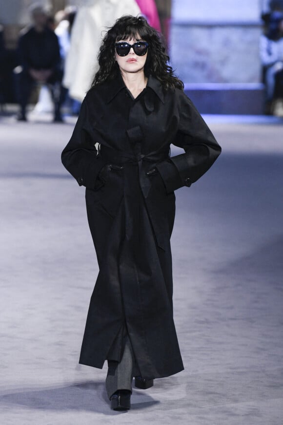 Isabelle Adjani - Défilé de mode prêt-à-porter automne-hiver 2022/2023 AMI lors de la fashion week de Paris. Le 19 janvier 2022