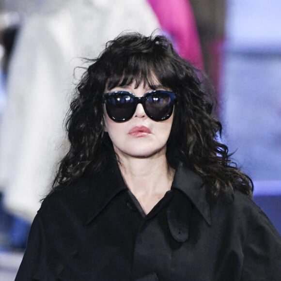 Isabelle Adjani - Défilé de mode prêt-à-porter automne-hiver 2022/2023 AMI lors de la fashion week de Paris. Le 19 janvier 2022