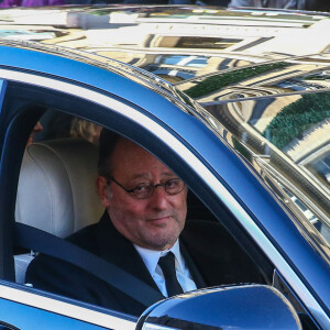 Jean Reno - Arrivée du convoi funéraire à l'église de La Madeleine lors des obsèques de Johnny Hallyday à Paris le 9 décembre 2017.