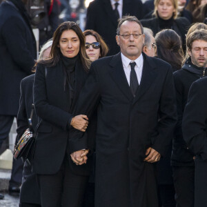 Jean Reno et sa femme Zofia - Arrivées des personnalités en l'église de La Madeleine pour les obsèques de Johnny Hallyday à Paris. Le 9 décembre 2017