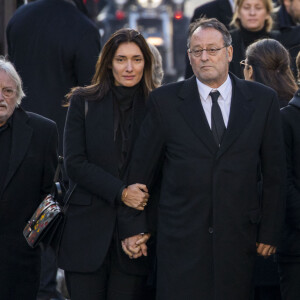 Claude Bouillon, Jean Reno et sa femme Zofia - Arrivées des personnalités en l'église de La Madeleine pour les obsèques de Johnny Hallyday à Paris. Le 9 décembre 2017