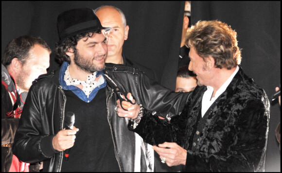 Johnny Hallyday et Matthieu Chedid au Virgin Megastore Champs Elysees pour le lancement de la vente de son nouvel album, "Jamais Seul"