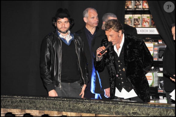 Johnny Hallyday et Matthieu Chedid, (a droite Laurent Bertail, responsable de l'evenementiel chez Virgin), au Virgin Megastore Champs Elysees pour le lancement de la vente de son nouvel album, "Jamais Seul"