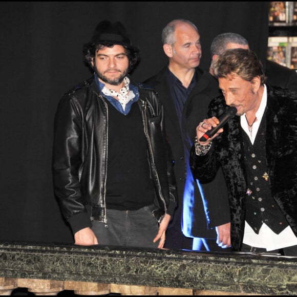 Johnny Hallyday et Matthieu Chedid, (a droite Laurent Bertail, responsable de l'evenementiel chez Virgin), au Virgin Megastore Champs Elysees pour le lancement de la vente de son nouvel album, "Jamais Seul"