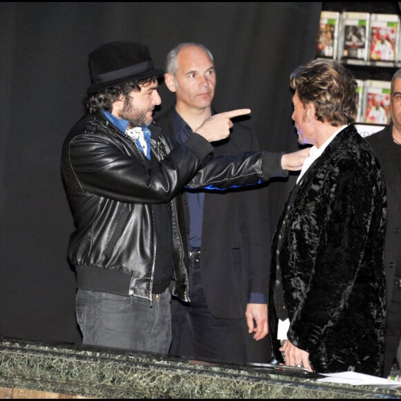 Johnny Hallyday et Matthieu Chedid, (a droite Laurent Bertail, responsable de l'evenementiel chez Virgin), au Virgin Megastore Champs Elysees pour le lancement de la vente de son nouvel album, "Jamais Seul"