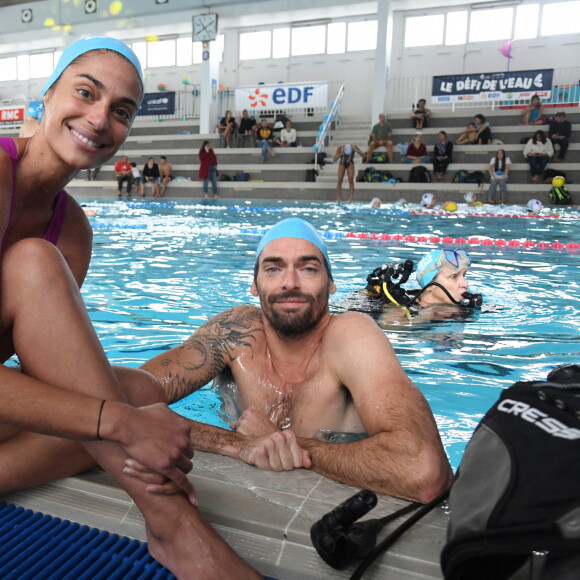 Exclusif - Tatiana Silva et Camille Lacourt participent au Défi de l'Eau au profit de l'Unicef à la Piscine de Vanves le 15 octobre 2022. Tatiana Silva, ambassadrice de l'UNICEF France depuis 2018 et le quintuple champion du monde, Camille Lacourt à la piscine de Vanves à la rencontre d'une centaine d'enfants pour participer à plusieurs activités autour de l'eau dans le but de récolter un maximum de don pour Madagascar. Ce rassemblement sera l'occasion pour nos deux ambassadeurs de nager le premier kilomètre d'un défi collectif digital organisé sur Swimming Heroes, l'application officielle de la FFN. Ce défi verra s'affronter la Team Tatiana et la Team Camille du 15 octobre au 15 novembre dans l'objectif de nager le plus de kilomètres en équipe sur un mois pour débloquer des fonds en faveur des enfants de Madagascar. " Mon métier et mon implication auprès de l'UNICEF m'ont permis de me rendre compte des conséquences du dérèglement climatique et du manque d'accès à l'eau potable des populations vulnérables. Je suis honorée d'être marraine du Défi de l'Eau et d'ainsi poursuivre mon implication dans les programmes WASH que l'UNICEF déploie à Madagascar ", explique la nouvelle marraine du Défi de l'Eau, Tatiana Silva. En effet, dans le cadre d'une mission avec l'UNICEF, Tatiana Silva s'était rendue à Madagascar en 2018 pour rencontrer les enfants menacés par le changement climatique. La présentatrice météo poursuit ainsi son engagement pour sensibiliser le public français aux effets liés au changement climatique et à la menace qu'ils représentent pour les enfants vulnérables. De son côté, Camille Lacourt, après s'être rendu en Haïti en 2018 pour témoigner des difficultés rencontrées dans le pays mais aussi des progrès qui ont pu être réalisés grâce au partenariat de la FFN avec l'UNICEF France, sera pour la huitième fois consécutive parrain de cet événement solidaire. © Giancarlo Gorassini / Bestimage