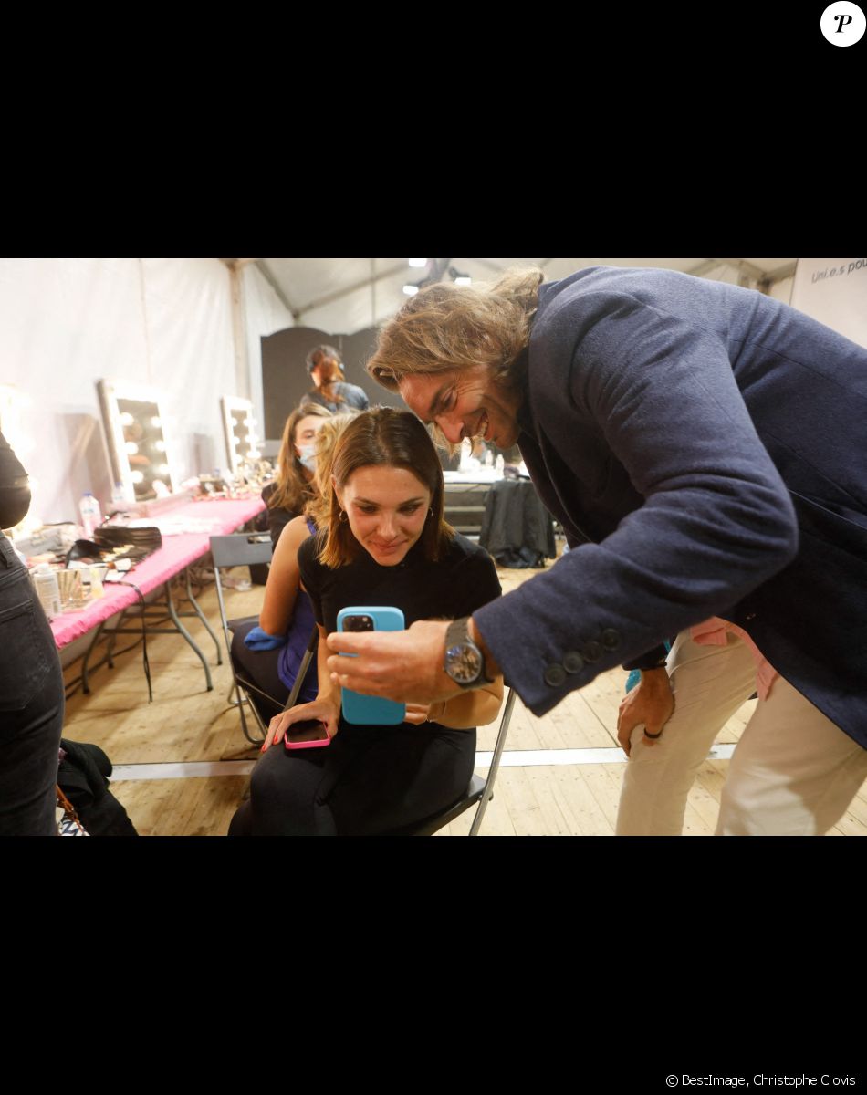 Exclusif - Alice Detollenaere et Camille Lacourt, parents heureux, profitent de leur lenfant lors d'un appel Facetime - Backstage du défilé des 30 ans de l'Association "Ruban rose" à l'occasion d'octobre rose 2022 la campagne du mois de sensibilisation au cancer du sein en marge de la Fashion Week De Paris (PFW), au Trocadéro à Paris, France, le 1 octobre 2022. Pour lancer sa campagne de sensibilisation à l'occasion d'Octobre Rose 2022, l'Association Ruban Rose réunira, samedi 1er octobre 2022 à Paris un collectif de 30 femmes touchées personnellement par la maladie. Trois d'entre elles, dont l'identité sera révélée lors de l'événement, sont des personnalités connues du grand public. © Christophe Clovis/Bestimage