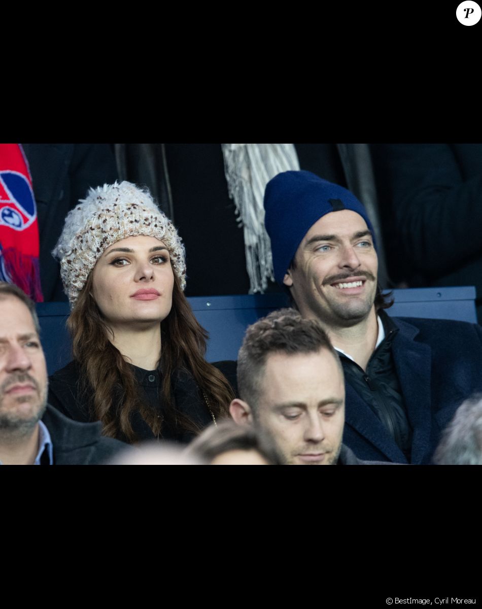 Camille Lacourt et sa compagne Alice Detollenaere (Miss Bourgogne 2010) dans les tribunes lors du match de championnat de Ligue 1 Conforama opposant le Paris Saint-Germain (PSG) aux Girondins de Bordeaux au Parc des Princes à Paris, France, le 23 février 2020. © Cyril Moreau/Bestimage