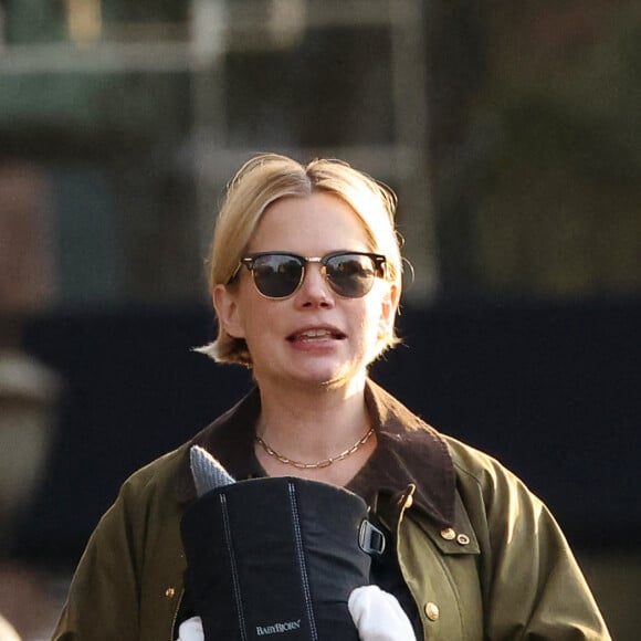 Exclusif - Michelle Williams et son mari Thomas Kail, jeunes parents, font une sortie en famille avec leur fils Hart, 2 ans, et leur nouveau-né à New York, le 30 octobre 2022.