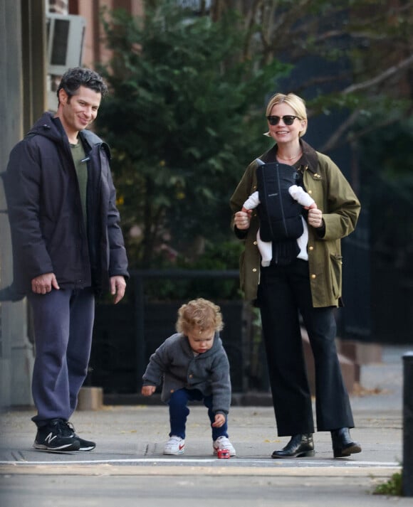 Exclusif - Michelle Williams et son mari Thomas Kail, jeunes parents, font une sortie en famille avec leur fils Hart, 2 ans, et leur nouveau-né à New York, le 30 octobre 2022.