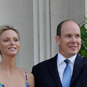 Albert de Monaco et Charlène visitent l'exposition "L"histoire du mariage princier" au musée océanographique de Monaco le 21 juillet 2011. Ils reçoivent un bouquet de fleurs de la part d'enfants à leur arrivée.