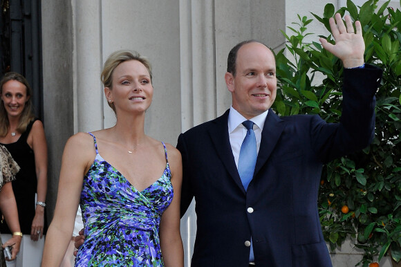 Albert de Monaco et Charlène visitent l'exposition "L"histoire du mariage princier" au musée océanographique de Monaco le 21 juillet 2011. Ils reçoivent un bouquet de fleurs de la part d'enfants à leur arrivée.