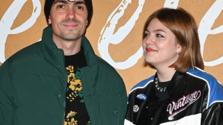 Louane stylée en veste de biker : look remarqué avec son compagnon, sortie complice pour Cet été-là