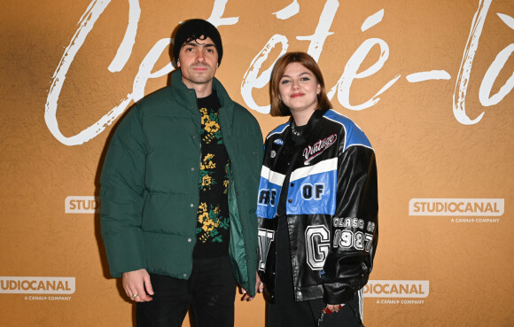 Florian Rossi et sa compagne Louane Emera - Avant-première du film "Cet été-là" au cinéma Pathé Wepler à Paris le 3 janvier 2022. © Coadic Guirec/Bestimage