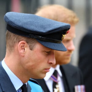 Le prince William, prince de Galles et Le prince Harry, duc de Sussex - Arrivées au service funéraire à l'Abbaye de Westminster pour les funérailles d'Etat de la reine Elizabeth II d'Angleterre le 19 septembre 2022. © Hannah McKay / PA via Bestimage 