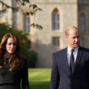 La princesse de Galles Kate Catherine Middleton et le prince de Galles William à la rencontre de la foule devant le château de Windsor, suite au décès de la reine Elisabeth II d'Angleterre. Le 10 septembre 2022 