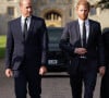 Le prince de Galles William et le prince Harry, duc de Sussex à la rencontre de la foule devant le château de Windsor, suite au décès de la reine Elisabeth II d'Angleterre.