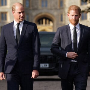 Le prince de Galles William et le prince Harry, duc de Sussex à la rencontre de la foule devant le château de Windsor, suite au décès de la reine Elisabeth II d'Angleterre.