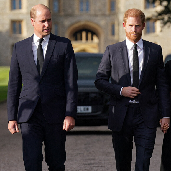Le prince de Galles William et le prince Harry, duc de Sussex à la rencontre de la foule devant le château de Windsor, suite au décès de la reine Elisabeth II d'Angleterre.