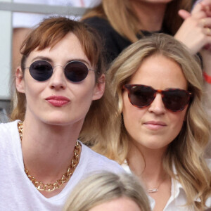 Louise Bourgoin et Claire Arnoux en tribune (jour 14) lors des Internationaux de France de Tennis de Roland Garros 2022 à Paris, le 4 juin 2022. © Dominique Jacovides/Bestimage