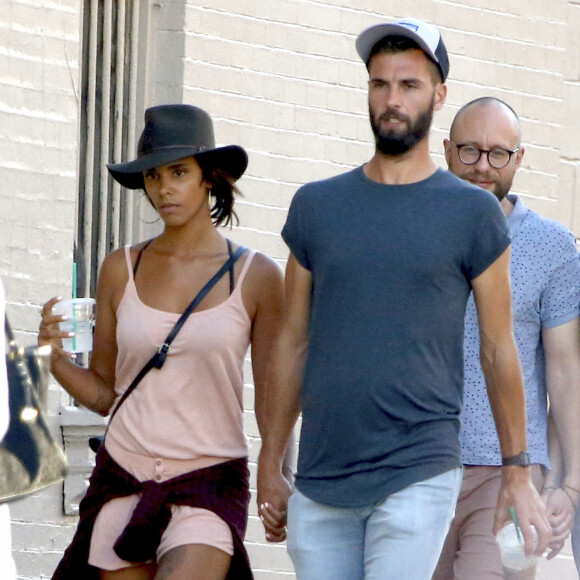 Benoît Paire et sa compagne Shy'm se promènent dans les rues de Brooklyn à New York.