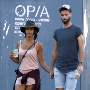 Benoît Paire et sa compagne Shy'm se promènent dans les rues de Brooklyn à New York.