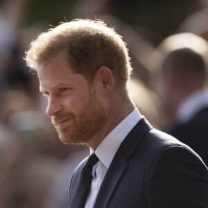 Le prince Harry, duc de Sussex à la rencontre de la foule devant le château de Windsor, suite au décès de la reine Elisabeth II d'Angleterre. Le 10 septembre 2022 