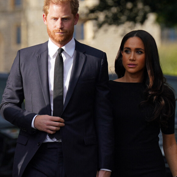 Le prince Harry, duc de Sussex et Meghan Markle, duchesse de Sussex à la rencontre de la foule devant le château de Windsor, suite au décès de la reine Elisabeth II d'Angleterre. Le 10 septembre 2022 