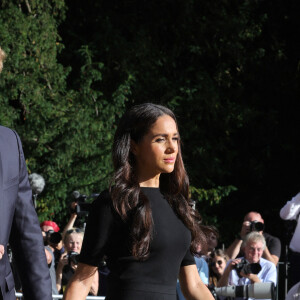 Le prince Harry, duc de Sussex et Meghan Markle, duchesse de Sussex à la rencontre de la foule devant le château de Windsor, suite au décès de la reine Elisabeth II d'Angleterre. Le 10 septembre 2022 