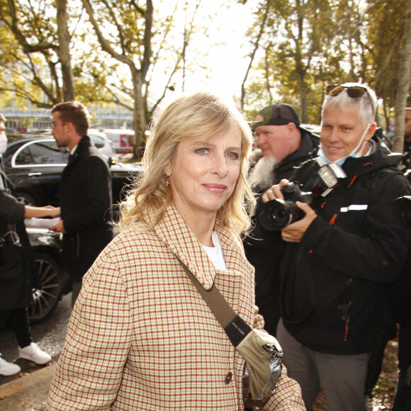 Karin Viard - Défilé Lacoste collection Printemps-Eté 2022 lors de la fashion week à Paris, le 5 octobre 2021. © Christophe Aubert via Bestimage