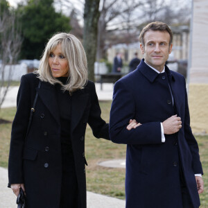 Le président Emmanuel Macron et la première dame Brigitte Macron visitent le cimetière de Arlington le 30 novembre 2022. © Ludovic Marin / Pool / Bestimage