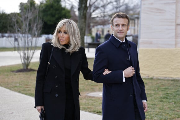 Le président Emmanuel Macron et la première dame Brigitte Macron visitent le cimetière de Arlington le 30 novembre 2022. © Ludovic Marin / Pool / Bestimage