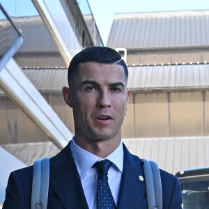Le footballeur portugais Cristiano Ronaldo arrive à l'aéroport de Lisbonne, Portugal, le 18 novembre 2022, en bus pour partir pour la Coupe du monde du Qatar.