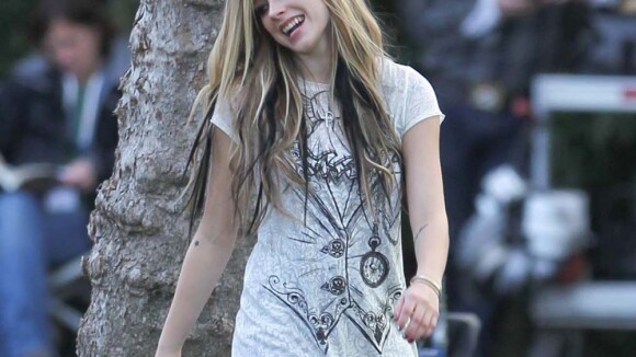 Regardez Avril Lavigne sur les traces d'Alice... au pays des merveilles !