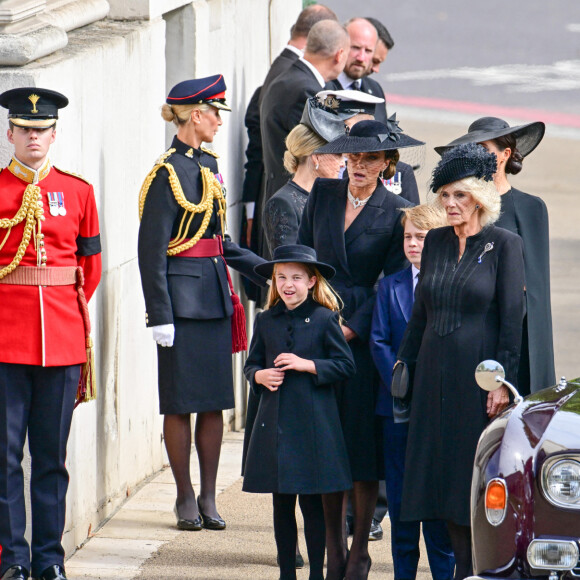 Kate Catherine Middleton, princesse de Galles, la princesse Charlotte et le prince George, la reine consort Camilla Parker Bowles - Procession du cercueil de la reine Elizabeth II d'Angleterre de l'Abbaye de Westminster à Wellington Arch à Hyde Park Corner. Le 19 septembre 2022 