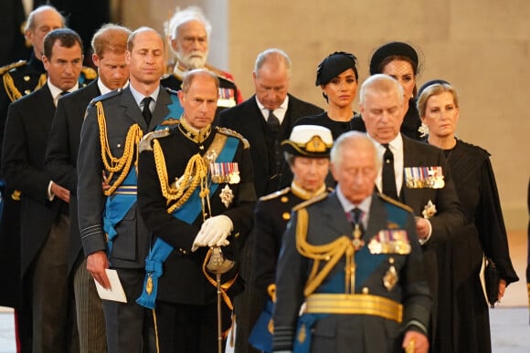 Le roi Charles III d'Angleterre, la reine consort Camilla Parker Bowles, la princesse Anne, Timothy Laurence, le prince Andrew, duc d'York, le prince Edward, comte de Wessex, la comtesse Sophie de Wessex, le prince de Galles William, le prince Harry, duc de Sussex, le prince Andrew, duc d'York, Peter Phillips - Intérieur - Procession cérémonielle du cercueil de la reine Elisabeth II du palais de Buckingham à Westminster Hall à Londres. Le 14 septembre 2022 