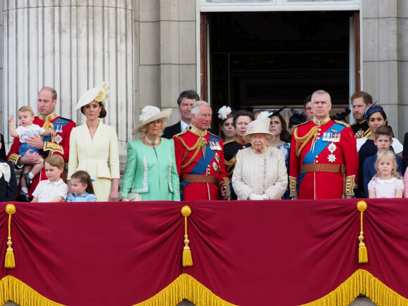 Le prince William, duc de Cambridge, et Catherine (Kate) Middleton, duchesse de Cambridge, le prince George de Cambridge, la princesse Charlotte de Cambridge, le prince Louis de Cambridge, Camilla Parker Bowles, duchesse de Cornouailles, le prince Charles, prince de Galles, la reine Elisabeth II d'Angleterre, le prince Andrew, duc d'York, le prince Harry, duc de Sussex, et Meghan Markle, duchesse de Sussex, la princesse Beatrice d'York, la princesse Eugenie d'York, la princesse Anne - La famille royale au balcon du palais de Buckingham lors de la parade Trooping the Colour 2019, célébrant le 93ème anniversaire de la reine Elisabeth II, Londres, le 8 juin 2019. 