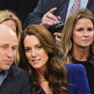 Le prince William, prince de Galles, et Catherine (Kate) Middleton, princesse de Galles, assistent au match de NBA "Boston Celtics - Miami Heat" au TD Garden à Boston, le 30 novembre 2022. 