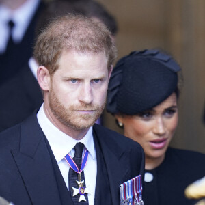 Le prince Harry, duc de Sussex et Meghan Markle, duchesse de Sussex - - Sortie - Procession cérémonielle du cercueil de la reine Elisabeth II du palais de Buckingham à Westminster Hall à Londres, où les Britanniques et les touristes du monde entier pourront lui rendre hommage jusqu'à ses obsèques.