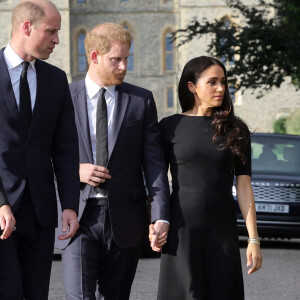 Le prince de Galles William et la princesse de Galles Kate Catherine Middleton et le prince Harry, duc de Sussex et Meghan Markle, duchesse de Sussex à la rencontre de la foule devant le château de Windsor, suite au décès de la reine Elisabeth II d'Angleterre. Le 10 septembre 2022 