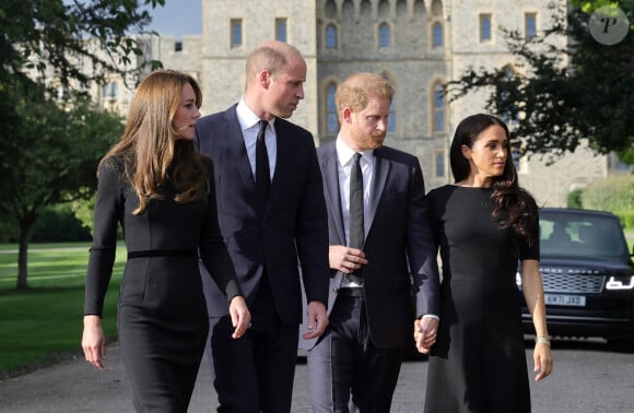 Le prince de Galles William et la princesse de Galles Kate Catherine Middleton et le prince Harry, duc de Sussex et Meghan Markle, duchesse de Sussex à la rencontre de la foule devant le château de Windsor, suite au décès de la reine Elisabeth II d'Angleterre. Le 10 septembre 2022 