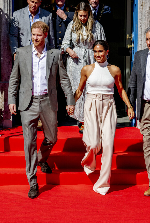 Le prince Harry, duc de Sussex et Meghan Markle, duchesse de Sussex, à la sortie de l'hôtel de ville pour l'événement Invictus Games Dusseldorf 2023 One Year to Go, à Düsseldorf, Allemagne, le 6 septembre 2022. 