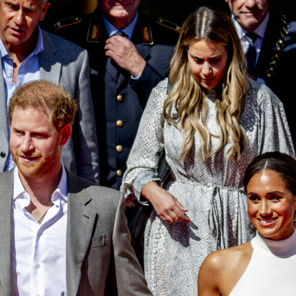 Le prince Harry, duc de Sussex et Meghan Markle, duchesse de Sussex, à la sortie de l'hôtel de ville pour l'événement Invictus Games Dusseldorf 2023 One Year to Go, à Düsseldorf, Allemagne, le 6 septembre 2022. 