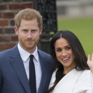 Le Prince Harry et Meghan Markle posent à Kensington palace après l'annonce de leur mariage au printemps 2018 à Londres le 27 novembre 2017. 