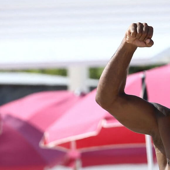 Shemar Moore sur la plage avec une amie à Miami, le 2 juillet 2015.