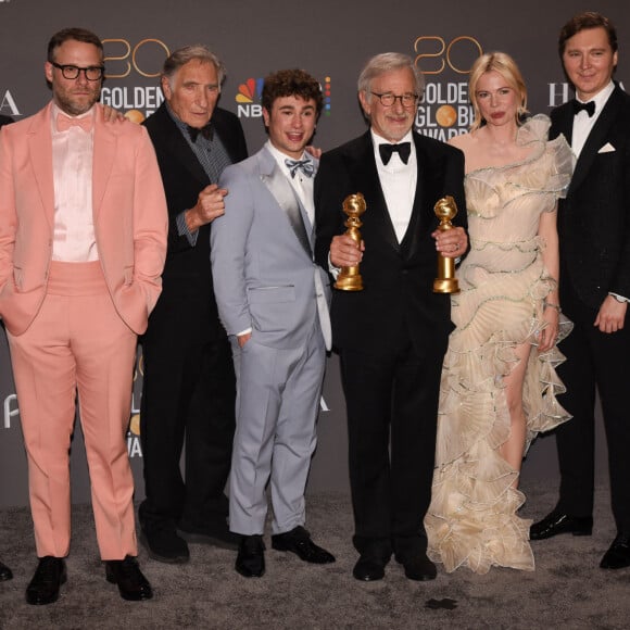 Tony Kushner, Seth Rogan, Judd Hirsch, Gabriel LaBelle, Steven Spielberg, Michelle Williams, Paul Dano et Kristie Macosko Krieger - 80e cérémonie des Golden Globes, au "Beverly Hilton" à Los Angeles, le 10 janvier 2023.