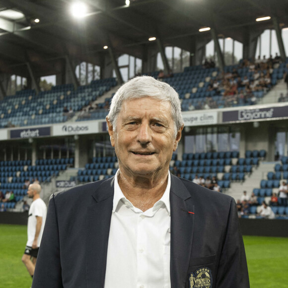 Jean-Michel Larqué - Match de football caritatif du Variétés Club de France contre les légendes des Avirons Bayonnais au profit des associations "Pièces Jaunes" et "Centre Hospitalier de la Côte Basque - Service Pédiatrie" à Bayonne le 19 octobre 2022. 12.000 € ont été récoltés après la victoire du Variétés 2-1 contre les légendes des Avirons Bayonnais. © Pierre Perusseau/Bestimage