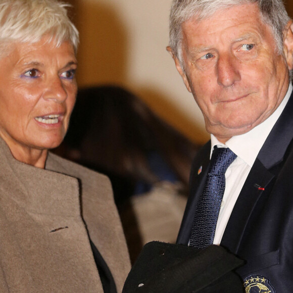 Jean-Michel Larqué et sa compagne Regine Dolci - Arrivées au dîner des 50 ans du Variétés club de France au palais de l'Elysée à Paris le 14 octobre 2021. © Panoramic / Bestimage