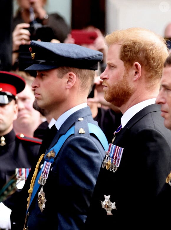 Le prince de Galles William, le prince Harry, duc de Sussex - Arrivées au service funéraire à l'Abbaye de Westminster pour les funérailles d'Etat de la reine Elizabeth II d'Angleterre le 19 septembre 2022. © Jacovides-Moreau Bestimage 